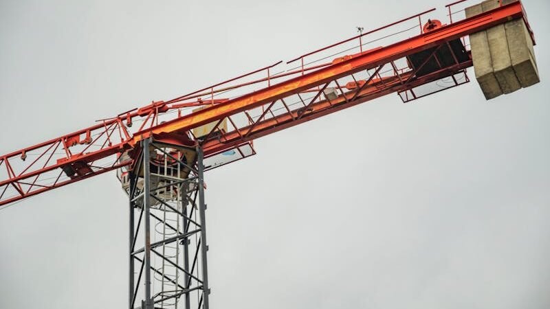 Guindaste em Campinas: como escolher o equipamento ideal para sua obra